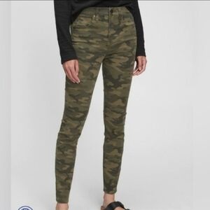 GAP | Women's Camo  True Skinny Ankle High Rise Jeans Size 26